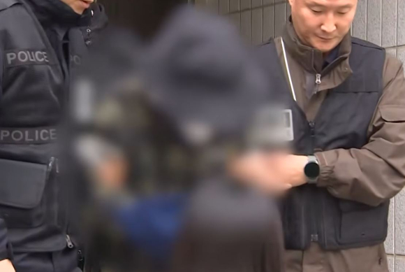 '구로 미라화 시신 유기' 피의자 남성 2명이 구속을 면했다. 사진은 시체유기 혐의를 받는 60대 남성 B씨. [사진=연합뉴스 TV 유튜브]