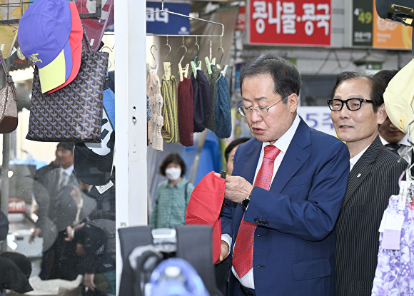 홍준표 대구시장이 전통시장을 방문하고 있다. [사진=대구시]