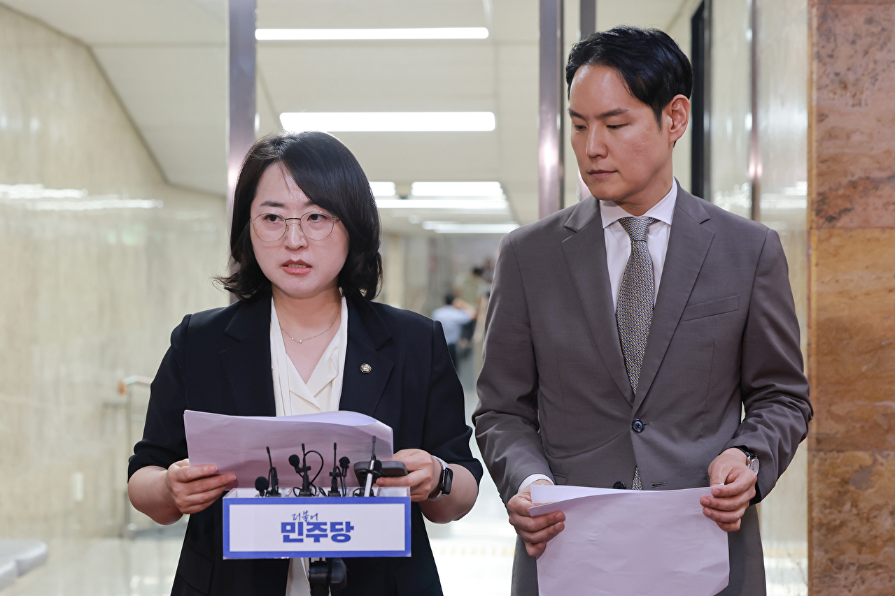 더불어민주당 이주희 원내대변인과 김한규 원내정책수석부대표가 24일 국회에서 검찰 보완수사권을 폐지하는 내용의 형사소송법 개정안을 논의하기 위해 비공개로 열린 의원총회 논의 내용을 설명하고 있다.이 대변인은 이날 의총에서 보완수사권을 포함해 검찰의 직접수사 금지하는 형사소송법 개정안을 당론으로 추인했다고 밝혔다. 2026.7.24 [사진=연합뉴스]