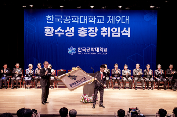 7일 취임한 황수성 한국공학대학교 총장이 교기를 흔들고 있다. [사진=한국공대]