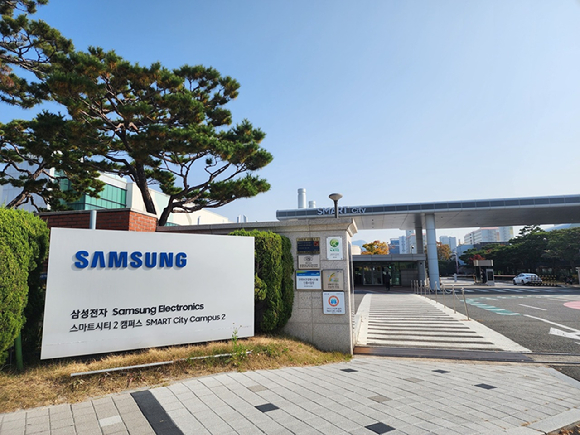 12일 오전 삼성스토어 강남에서 갤럭시Z 트라이폴드를 기다리는 고객들이 대기하고 있다. [사진=삼성전자]