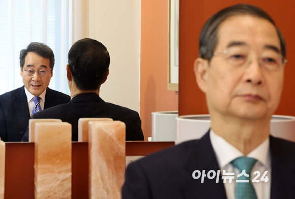 한덕수 무소속 대통령선거 예비후보(오른쪽)와 이낙연 전 국무총리가 6일 오전 서울 중구 한 음식점에서 오찬 회동을 갖고 있다. [사진=정소희 기자]
