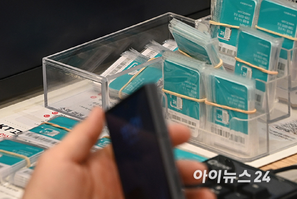 KT가 해킹 피해 후속 대책으로 전 가입자를 대상으로 무상 유심 교체를 시작한 5일 서울 KT플라자 여의도역점에서 시민이 유심 교체를 하고 있다. [사진=곽영래 기자]