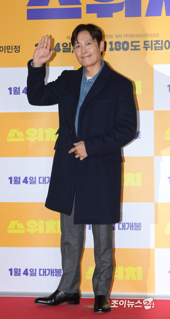 배우 이병헌이 2일 오후 서울 롯데시네마 월드타워에서 열린 영화 '스위치'(감독 마대윤) VIP 시사회에 참석하고 있다. [사진=정소희 기자]