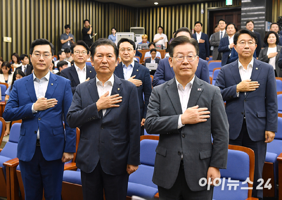 16일 국회에서 열린 더불어민주당 의원총회에서 이재명 당대표(맨 오른쪽)와 정청래(가운데)·장경태 최고위원 등이 국민의례를 하고 있다. [사진=곽영래 기자]