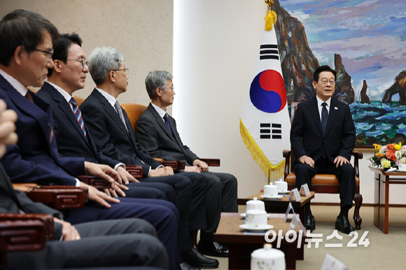 시정연설을 위해 국회를 방문한 이재명 대통령(왼쪽)이 4일 국회의장접견실에서 열린 환담에서 조희대 대법원장(오른쪽)과 악수하고 있다. [사진=국회사진기자단]