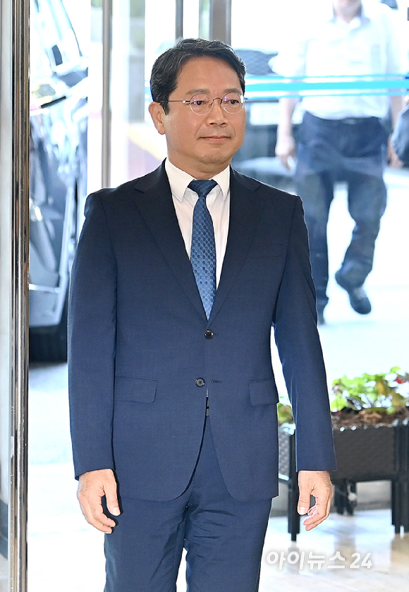 김승원 법무부 장관 후보자가 3일 오전 서울 종로구 적선현대빌딩에 마련된 인사청문회 준비사무실로 출근하고 있다. [사진=곽영래 기자]