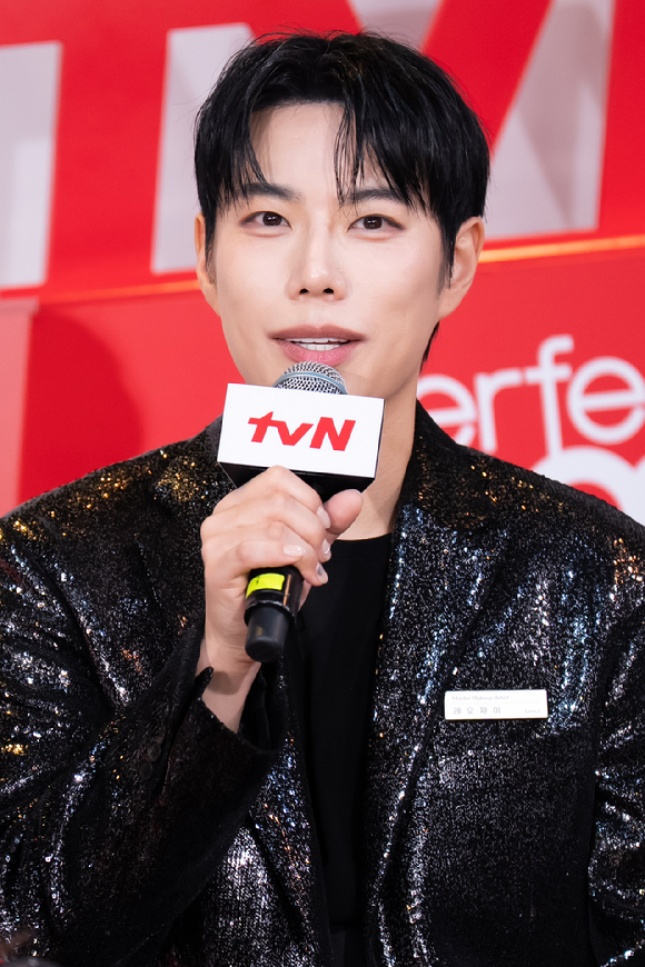 뷰티 크리에이터 레오제이가 6일 오전 온라인 중계로 진행된 tvN '퍼펙트 글로우' 제작발표회에 참석해 포즈를 취하고 있다. [사진=tvN]