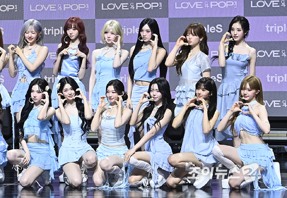 걸그룹 트리플에스가 1일 서울 용산구 블루스퀘어에서 열린 ASSEMBLE26 'LOVE & POP' 파트 1 발매 기념 쇼케이스에서 포토타임을 갖고 있다. [사진=곽영래 기자]
