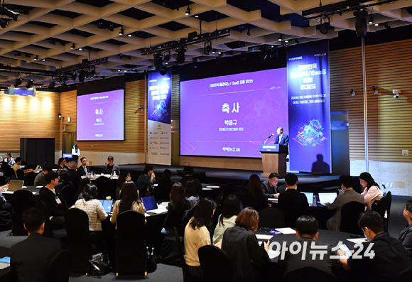 클라우드 기술 혁신의 현재와 미래를 점검하는 '대한민국 클라우드/SaaS 포럼 2025'(KCSF 2025)이 30일 서울 여의도 FKI타워 그랜드 볼룸에서 열렸다. 박윤규 정보통신산업진흥원 원장이 축사를 하고 있다. [사진=곽영래 기자]