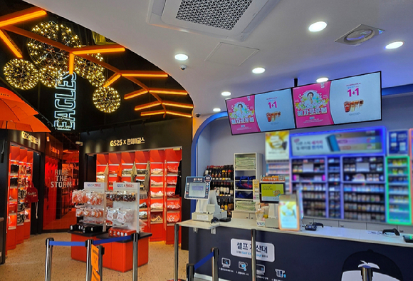 이마트 매장이 소비자들로 북적이는 가운데, 곳곳에 디지털 사이니지가 광고를 노출하고 있다. [사진=진광찬 기자]