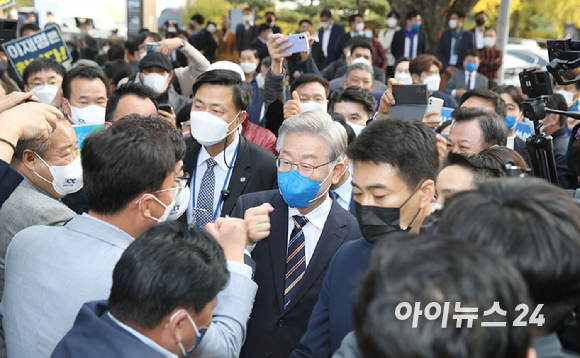 이재명 더불어민주당 대통령 후보가 2일 오후 서울 송파구 올림픽공원 체조경기장에서 열린 제20대 대통령선거 선거대책위원회 출범식에서 지지자들과 인사를 하고 있다.[사진=국회사진취재단]