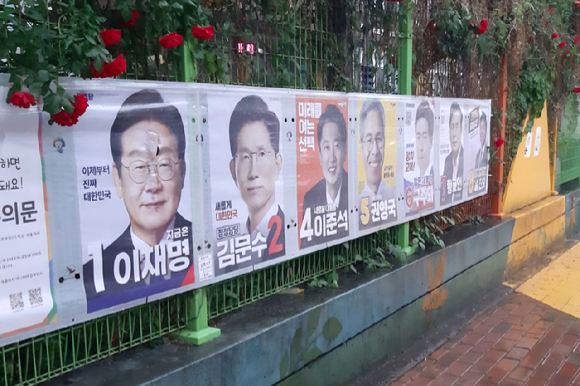 16일 대구시 중구에서 발견된 이재명 더불어민주당 대통령선거 후보 얼굴이 훼손된 벽보. [사진=연합뉴스]