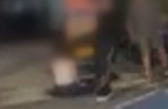 서울 강남 한복판에서 여성을 무차별 폭행한 남성이 경찰에 붙잡혔다. 사진은 해당 범행 장면 폐쇄회로(CC)TV. [사진=MBN 보도화면 캡처]