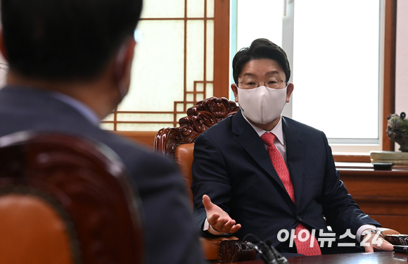 박홍근(왼쪽) 더불어민주당 원내대표와 권성동(오른쪽) 국민의힘 원내대표가 12일 오전 서울 여의도 국회에서 박병석(가운데) 국회의장 주재로 열린 양당 원내대표 회동에서 기념촬영을 하고 있다. [사진=김성진 기자]