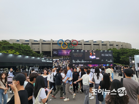 브루노 마스가 17일 서울 잠실종합운동장 주경기장에서 '현대카드 슈퍼콘서트 27 브루노 마스(Bruno Mars)' 무대를 펼치고 있다. [사진=현대카드 ]