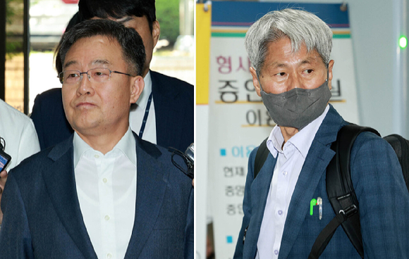 대장동 사건과 관련해 '허위 인터뷰 의혹'을 받는 화천대유자산관리 대주주 김만배(왼쪽) 씨와 전 언론노조위원장 신학림 씨가 지난달 20일 오전 서울 서초구 서울중앙지법에서 열린 구속전 피의자 심문(영장실질심사)을 받기 위해 법정으로 들어가고 있다. [사진=뉴시스]