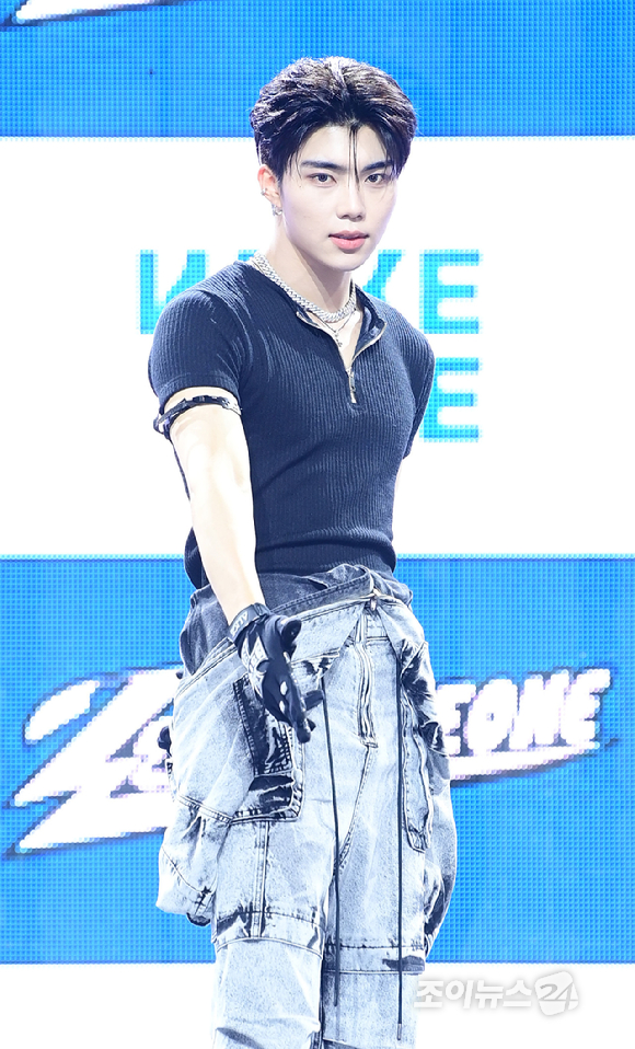 그룹 제로베이스원 박건욱이 1일 오후 서울 용산구 한남 블루스퀘어에서 열린 제로베이스원(ZEROBASEONE) 정규 1집 '네버 세이 네버(NEVER SAY NEVER)' 쇼케이스에 참석하고 있다. [사진=정소희 기자]