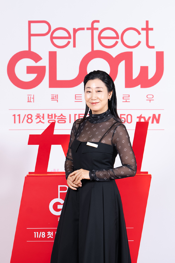 배우 라미란이 6일 오전 온라인 중계로 진행된 tvN '퍼펙트 글로우' 제작발표회에 참석해 포즈를 취하고 있다. [사진=tvN]