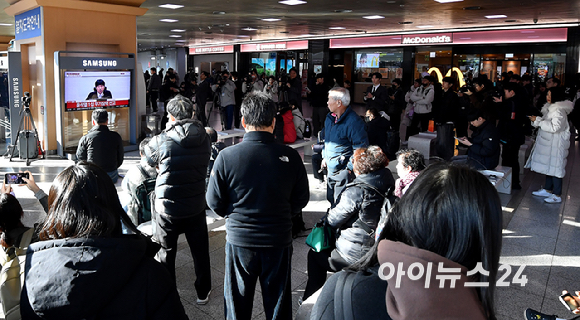 19일 오후 서울역 대합실에 설치된 TV를 통해 윤석열 전 대통령의 내란 우두머리 혐의 1심 선고가 생중계 되고 있다. 이날 재판부는 윤석열 전 대통령에게 무기징역을 선고했다. [사진=곽영래 기자]