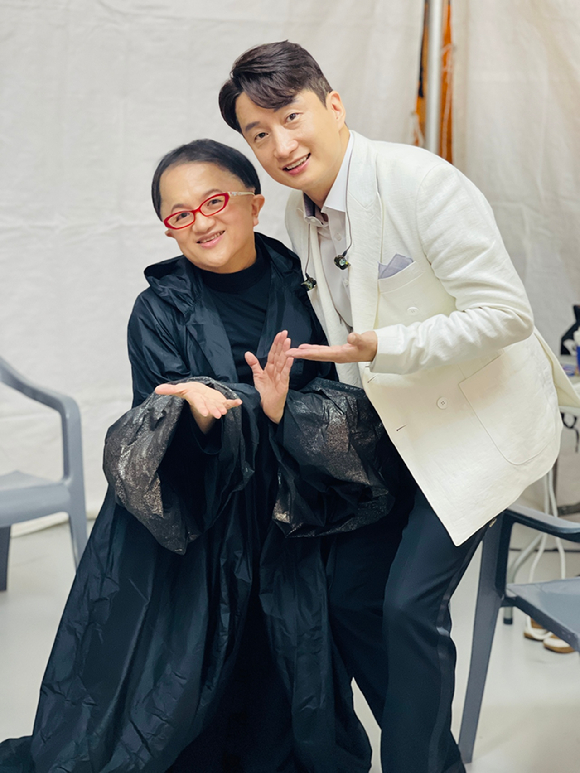 크로스오버 테너 박완과 일본 카운터테너 메리 요시카즈가 함께 사진 촬영을 하고 있다. [사진=박완 ]