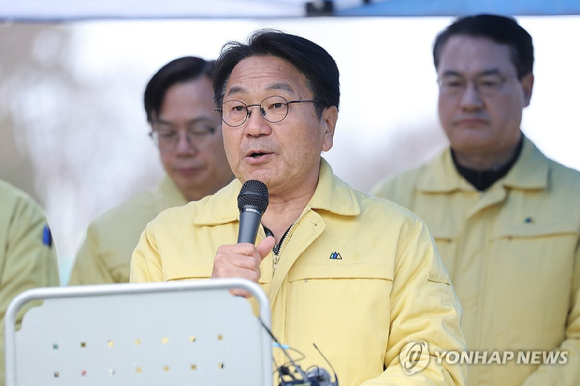 광주대표도서관 붕괴 사고 사흘째인 13일 강기정 광주시장이 광주 서구 치평동 사고 현장을 찾아 취재진에게 사고 후속 대책을 발표하고 있다. [사진=연합뉴스]