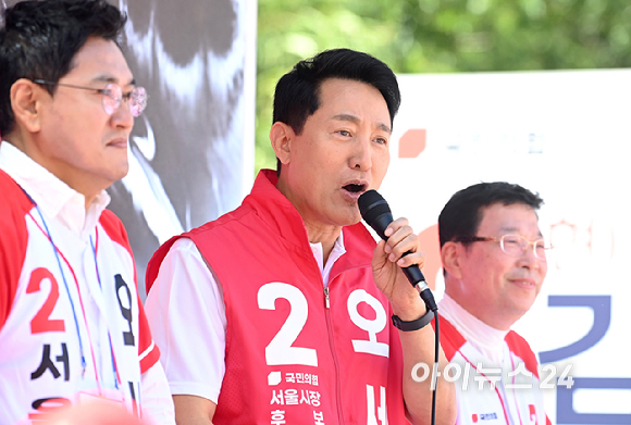 오세훈 국민의힘 서울시장 후보가 22일 서울 광진구 건대입구 롯데백화점 앞에서 지지를 호소를 하고 있다. [사진=곽영래 기자]