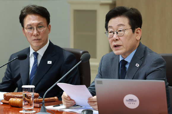 이재명 대통령이 9일 서울 용산 대통령실에서 열린 국무회의에서 발언하고 있다. 왼쪽은 김민석 국무총리. 2025.9.9 [대통령실통신사진기자단] [사진=연합뉴스]