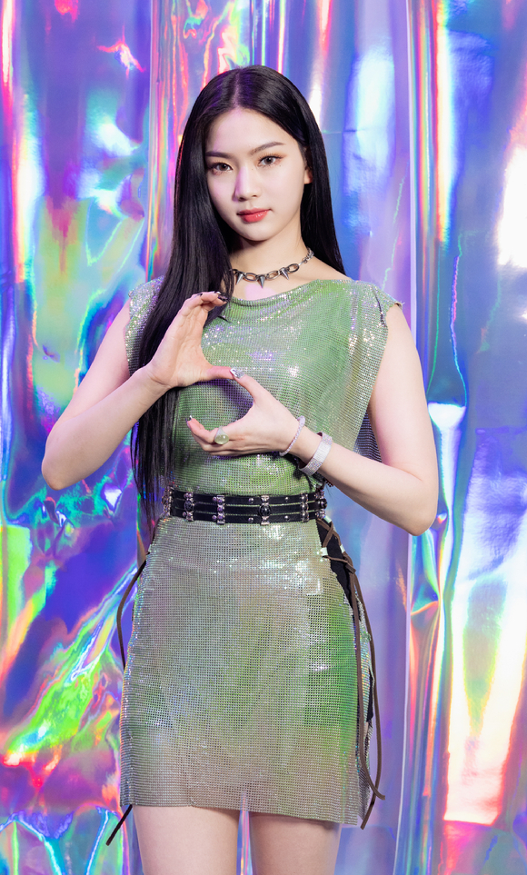 그룹 스테이씨(STAYC) 아이사가 21일 온라인으로 진행된 스테이씨 미니 2집 'YOUNG-LUV.COM' 발매 기념 미디어쇼케이스에 참석해 포즈를 취하고 있다. [사진=하이업엔터테인먼트]