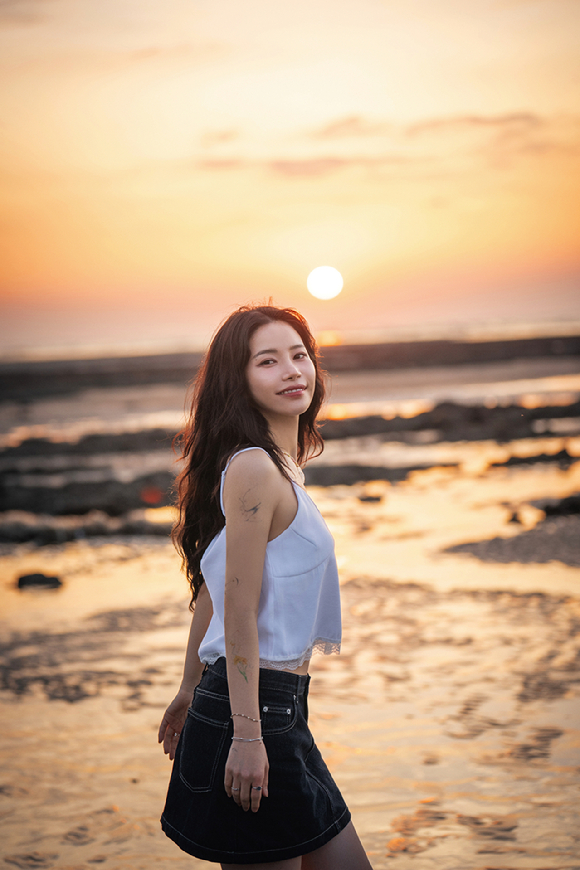 솔라, 한국시리즈 3차전 애국가 제창⋯&quot;진심 담아 승리의 기운 전할 것&quot;