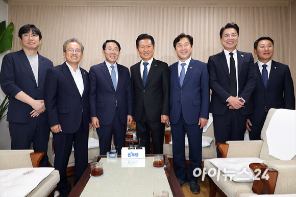 정청래 더불어민주당 대표가 18일 오후 서울 종로구 한국기독교회관에서 김종생 한국기독교교회협의회(NCCK) 총무를 예방해 대화를 하고 있다. [사진=국회사진기자단]
