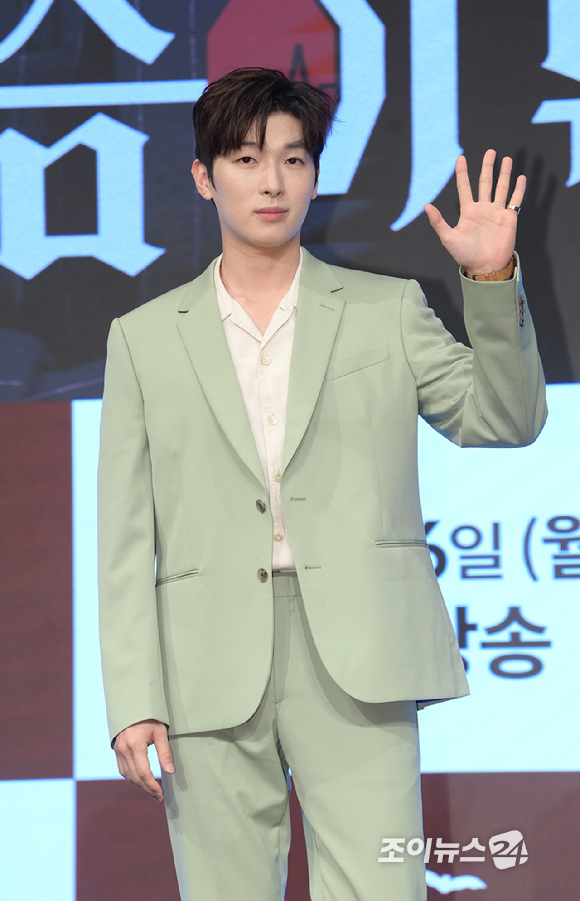 배우 박강현이 26일 오후 서울 구로구 신도림동 더세인트에서 열린 KBS 2TV 새 월화드라마 '가슴이 뛴다' 제작발표회에 참석하고 있다. [사진=정소희 기자]