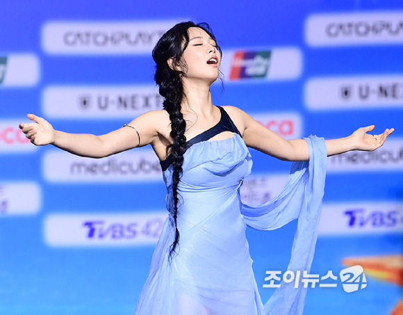 가수 비비(BIBI)가 9일 오후 경기도 일산 킨텍스에서 열린 2026 SBS 가요대전 Summer 블루카펫 행사에 참석하고 있다. [사진=정소희 기자]