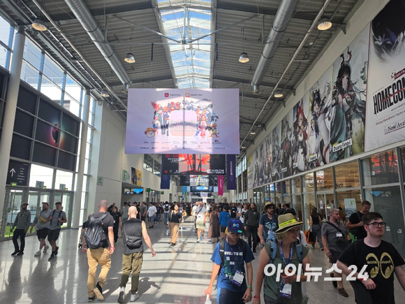 26일(현지시간) 독일 쾰른메세 서문 앞에서 &lsquo;게임스컴 2026&rsquo; 입장을 기다리는 관람객들이 줄을 서 있다. [사진=곽민구 기자]