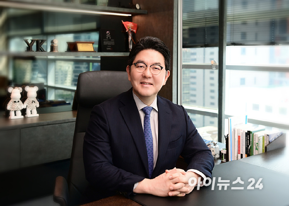 강경훈 법무법인 와이케이 대표변호사가 25일 서울 강남구 역삼동 법무법인 YK 강남 주사무소에서 아이뉴스24와 인터뷰를 갖고 있다. [사진=정소희 기자]