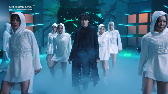 NCT가 'SMTOWN LIVE 2022 : SMCU EXPRESS@KWANGYA'에서 공연하고 있다. [사진=SM엔터테인먼트 ]