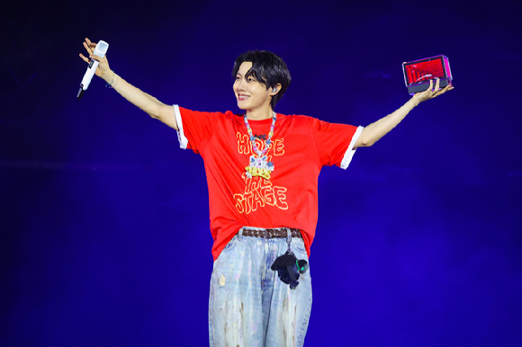 경기도 고양시 고양종합운동장 주경기장에서 제이홉 월드투어 앙코르 콘서트 'j-hope Tour 'HOPE ON THE STAGE' FINAL'(홉 온 더 스테이지 파이널)가 열렸다. 제이홉과 진, 정국이 무대를 선보이고 있다. [사진=빅히트뮤직]