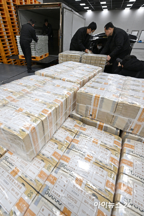 설날을 보름 앞둔 14일 서울 중구 한국은행 본점에서 한국은행 관계자들이 시중은행에 공급될 설 자금 방출 작업을 하고 있다. [사진=사진공동취재단]