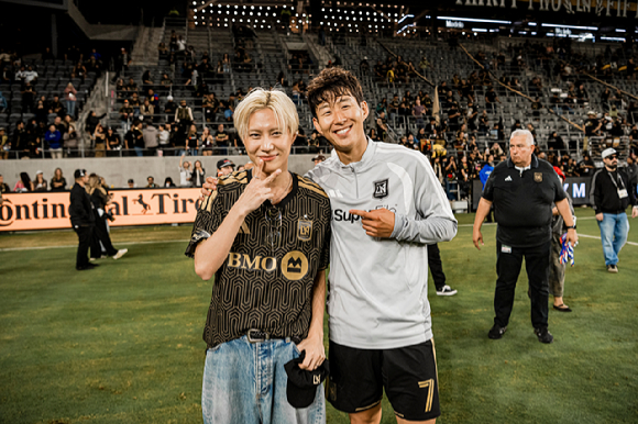 태민이 지난 14일(현지시간) 미국 캘리포니아주 로스앤젤레스 BMO 스타디움(BMO Stadium)에서 열린 LAFC 홈경기에 특별 초청 게스트로 참석해 손흥민과 만났다. [사진=LAFC]
