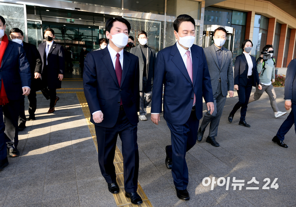 윤석열 국민의힘 대선 후보와 안철수 국민의당 대선 후보가 3일 오전 서울 여의도 국회 소통관에서 열린 단일화 및 합당 관련 공동 기자회견을 마치고 함께 이동하고 있다. [사진=김성진 기자]