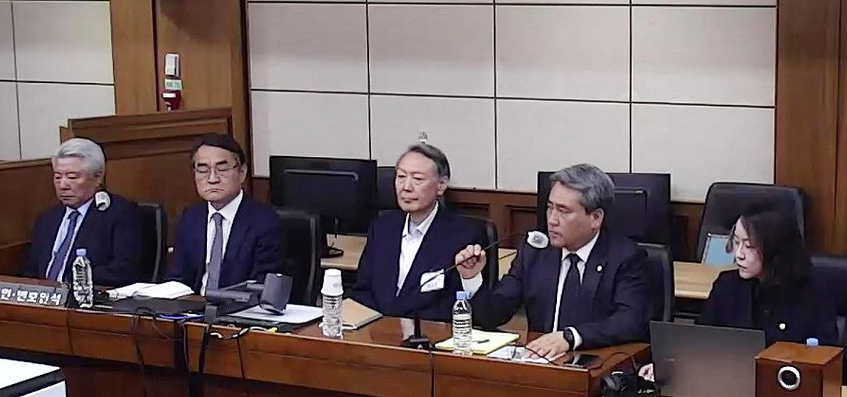 고위공직자범죄수사처 체포방해 등 혐의로 기소된 윤석열 전 대통령이 29일 서울 서초구 서울고등법원에서 열린 항소심 선고 공판에 출석해 있다. 서울고법 내란전담재판부인 형사1부는 이날 특수공무집행방해, 직권남용 권리행사방해 등 혐의로 재판에 넘겨진 윤 전 대통령에게 징역 7년을 선고했다. 2026.4.29 [서울고법 제공. 재판매 및 DB금지 [사진=연합뉴스]