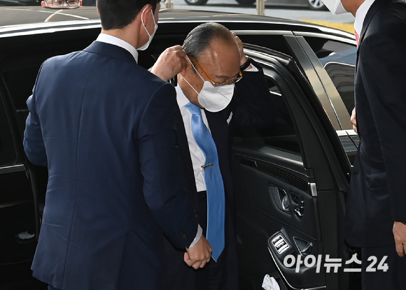 김승연 한화그룹 회장이 10일 오후 서울 영등포구 여의도 63빌딩에서 열린 故 김종희 한화그룹 창업주 탄생 100주년 기념행사에 참석하고 있다. [사진=김성진 기자]