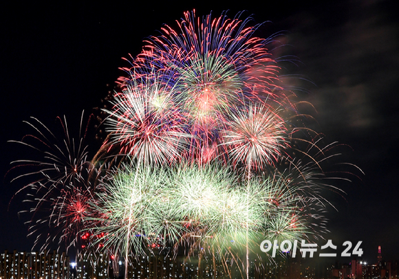 5일 밤 서울 여의도 한강공원에서 열린 '서울세계불꽃축제 2024' 에서 화려한 불꽃들이 밤 하늘을 수놓고 있다. [사진=곽영래 기자]