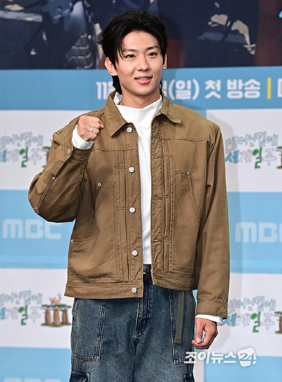 방송인 덱스가 23일 오후 서울 마포구 MBC 골든마우스홀에서 열린 MBC 예능 프로그램 '태어난 김에 세계일주3' 제작발표회에서 포즈를 취하고 있다. '태어난 김에 세계일주3'은 원시의 바다이자 태초의 자연을 품은 비밀의 섬, 마다가스카르로 떠나는 세 번째 여행기다. 오는 26일 오후 9시 10분 첫 방송 [사진=곽영래 기자]