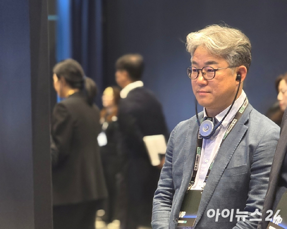 정석근 SK텔레콤 인공지능(AI) 사내회사(CIC)장이 3일 오후 서울 강남 코엑스에서 열린 SK AI 서밋 현장에서 전시부스를 둘러보고 있다. [사진=안세준 기자]