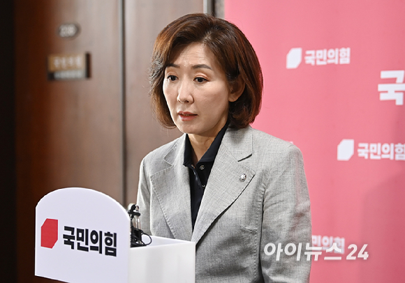 나경원 국민의힘 의원이 18일 국회에서 송언석 원내대표 주재로 열린 4선 이상 의원들과의 간담회를 마친 뒤 기자들의 질문에 답변하고 있다. [사진=곽영래 기자]