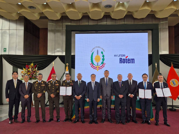 현대로템과 패루 육군 관계자들이 전차 등에 관한 공급 합의서를 작성한 뒤 기념촬영을 하고 있다.[사진=현대로템]