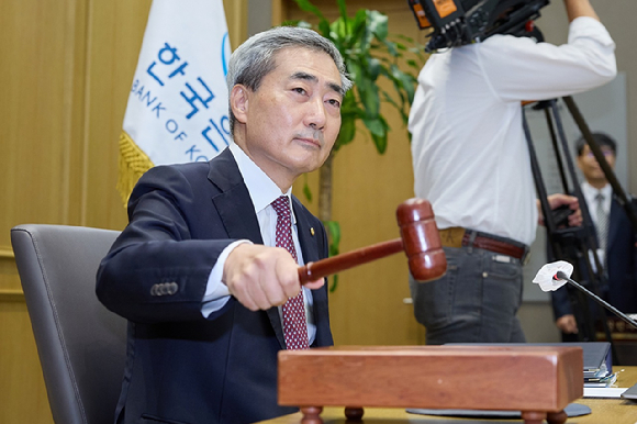 신현송 한국은행 총재가 16일 서울 중구 한국은행에서 열린 금융통화위원회 본회의에 참석해 의사봉을 두드리고 있다. [사진=한국은행]