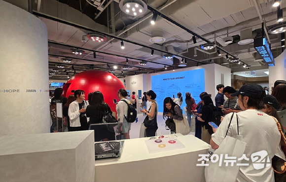 12일 부산시 해운대구 해운대 해수욕장에서 열린 'BTS 더 시티 아리랑 부산' 오프라인 액티비티 '러브 송 라운지', '러브 쿼터' 현장 이미지. [사진=정지원 기자]