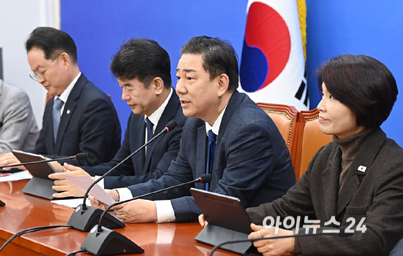 김병기 더불어민주당 원내대표가 25일 서울 여의도 국회에서 열린 원내대책회의에서 발언하고 있다. [사진=곽영래 기자]